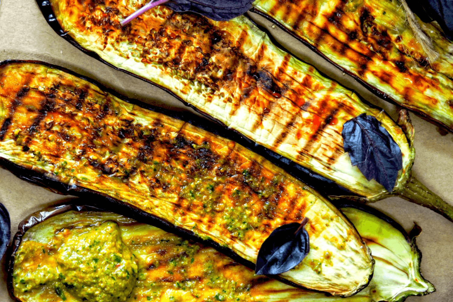 Grilovaný lilek s medovým kozím sýrem a ořechy