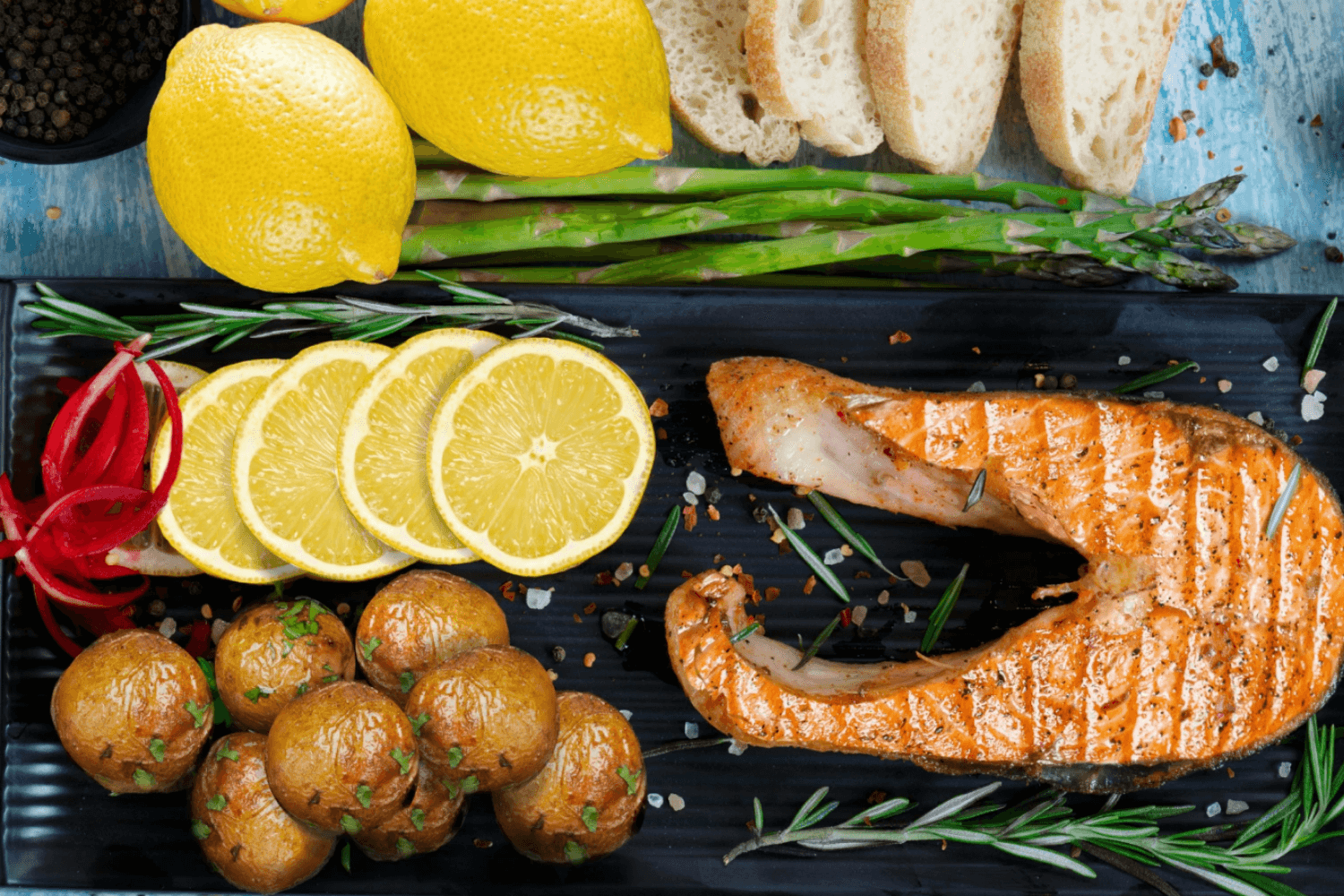 Grilovaný losos s medovo-hořčičnou glazurou a bylinkovým máslem