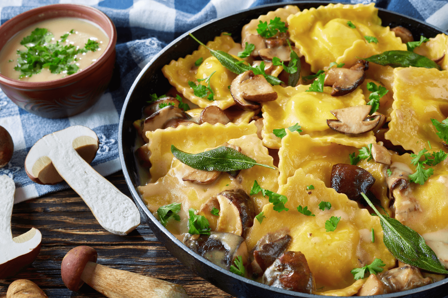 Houbové ravioli s máslovou šalvějovou omáčkou