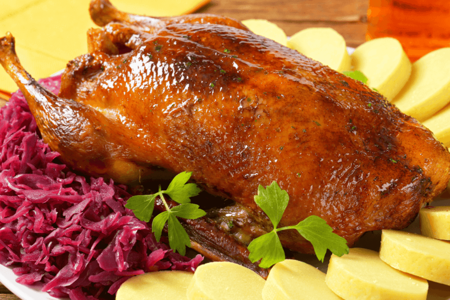 Kachna na jablkách a červeném zelí s chlupatými knedlíky