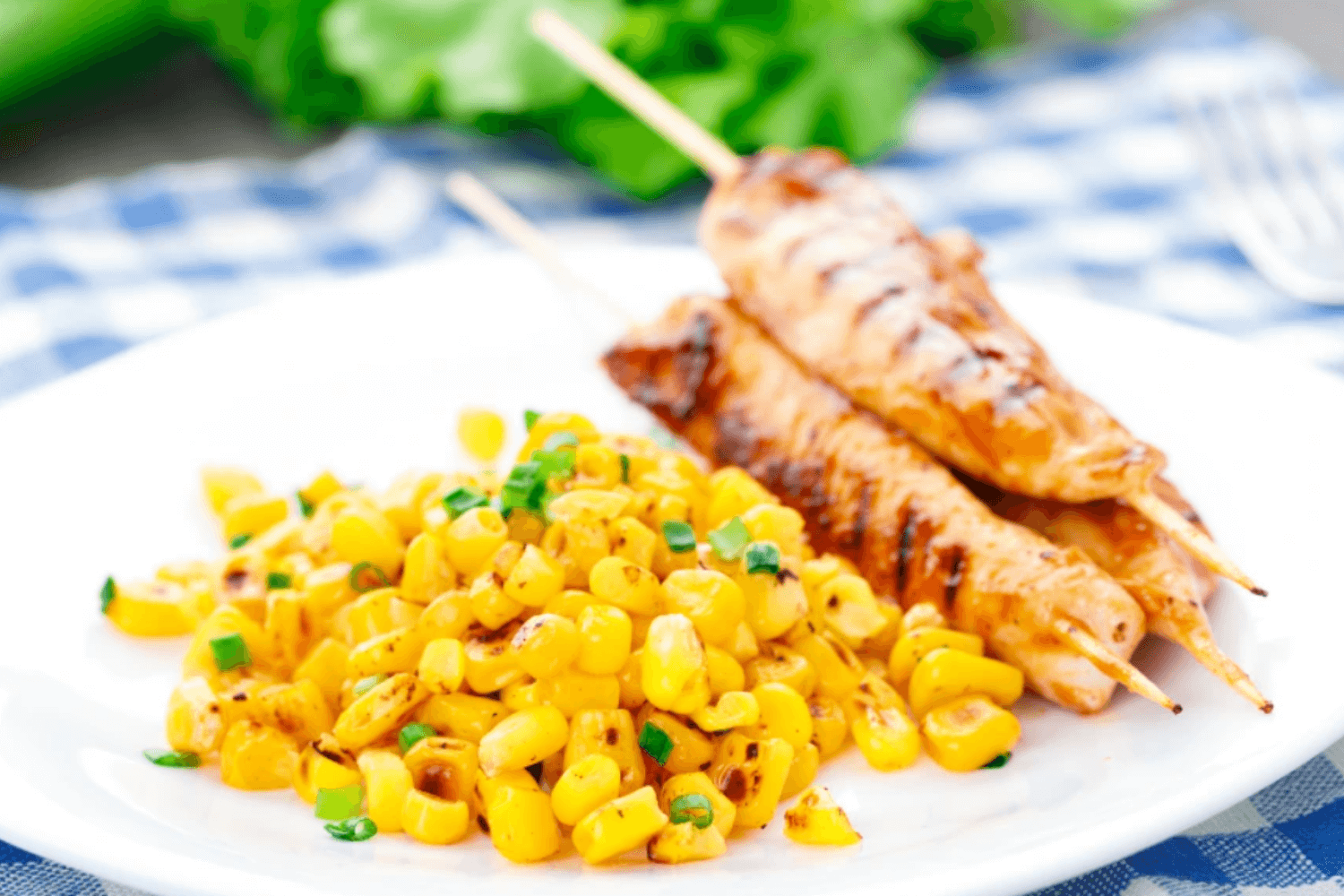 Kuřecí špízy s ananasovou marinádou a kukuřičným salátem