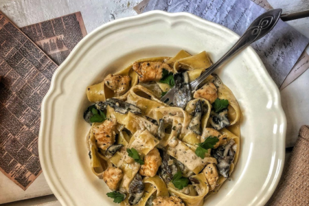 Pappardelle s krémovou omáčkou, houbami a kuřecím masem
