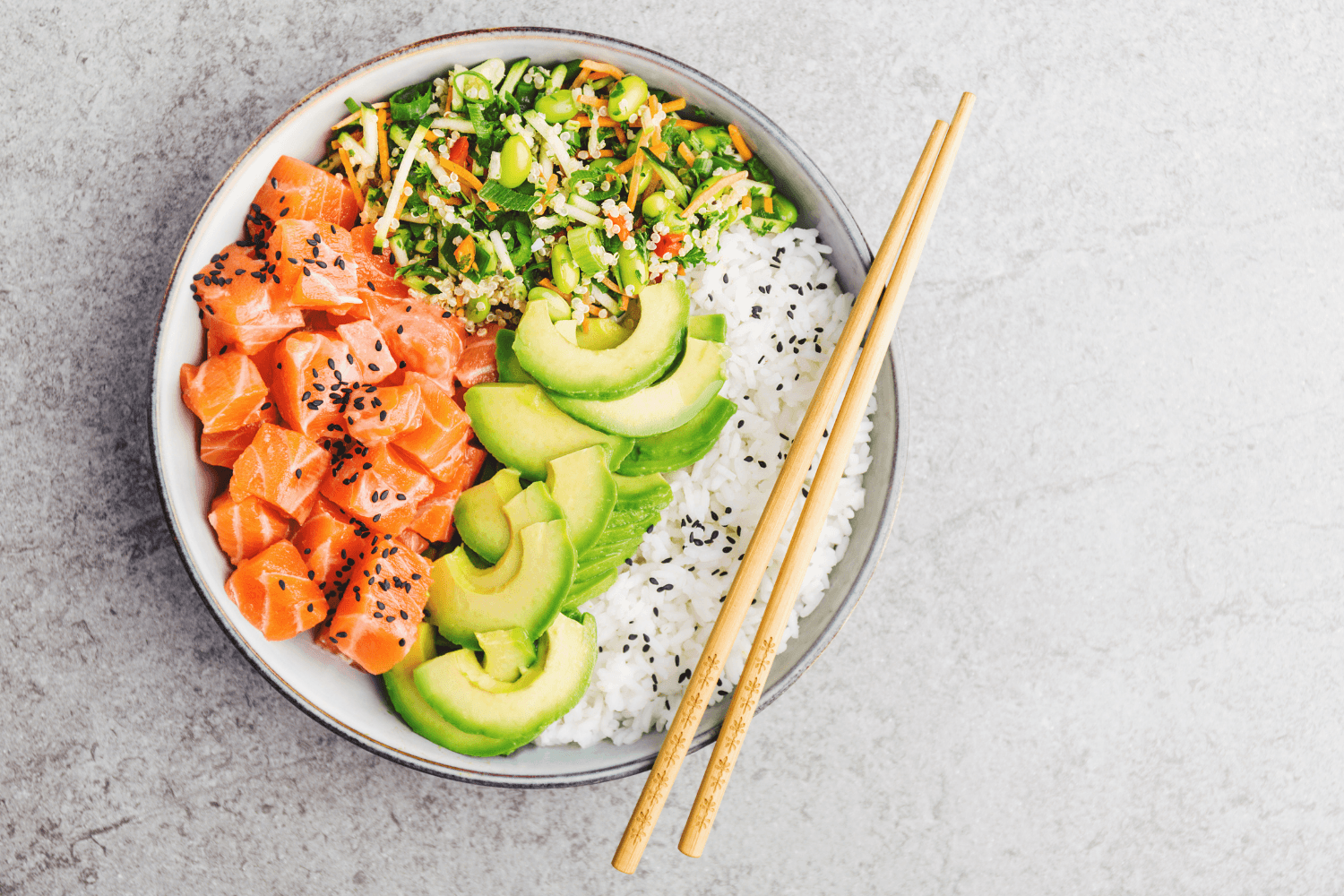 Poke bowl s lososem