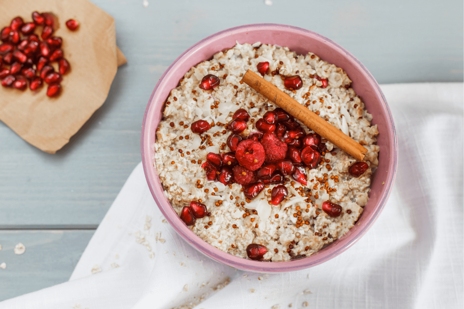 Sladká quinoa se skořicí, malinami a granátovým jablkem