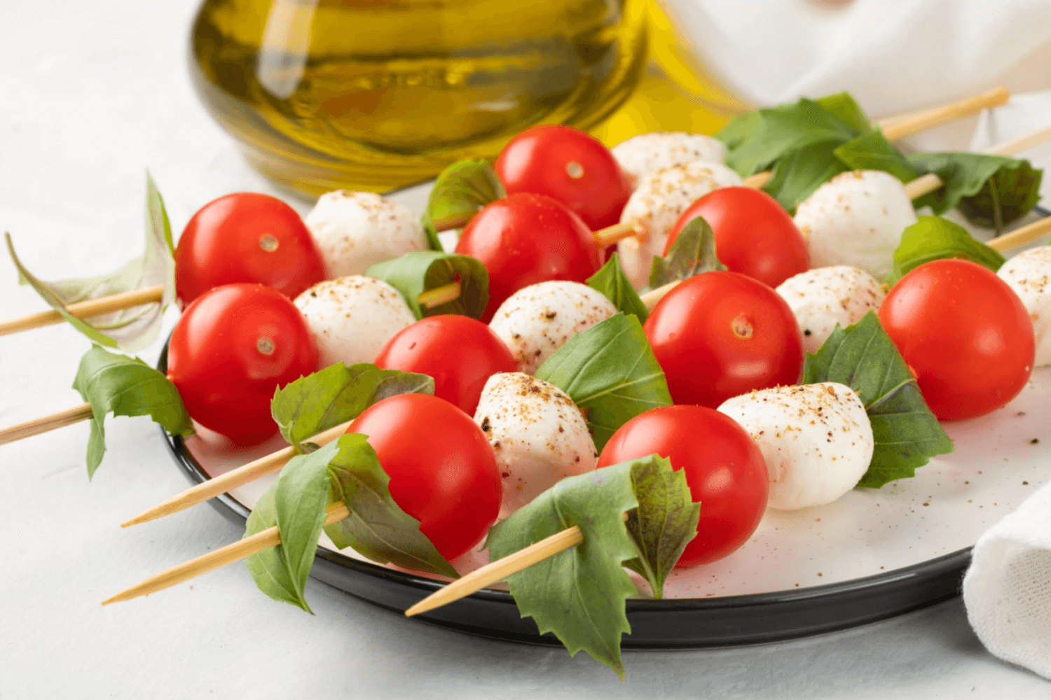 Špízy caprese na grilu s bazalkovým pestem