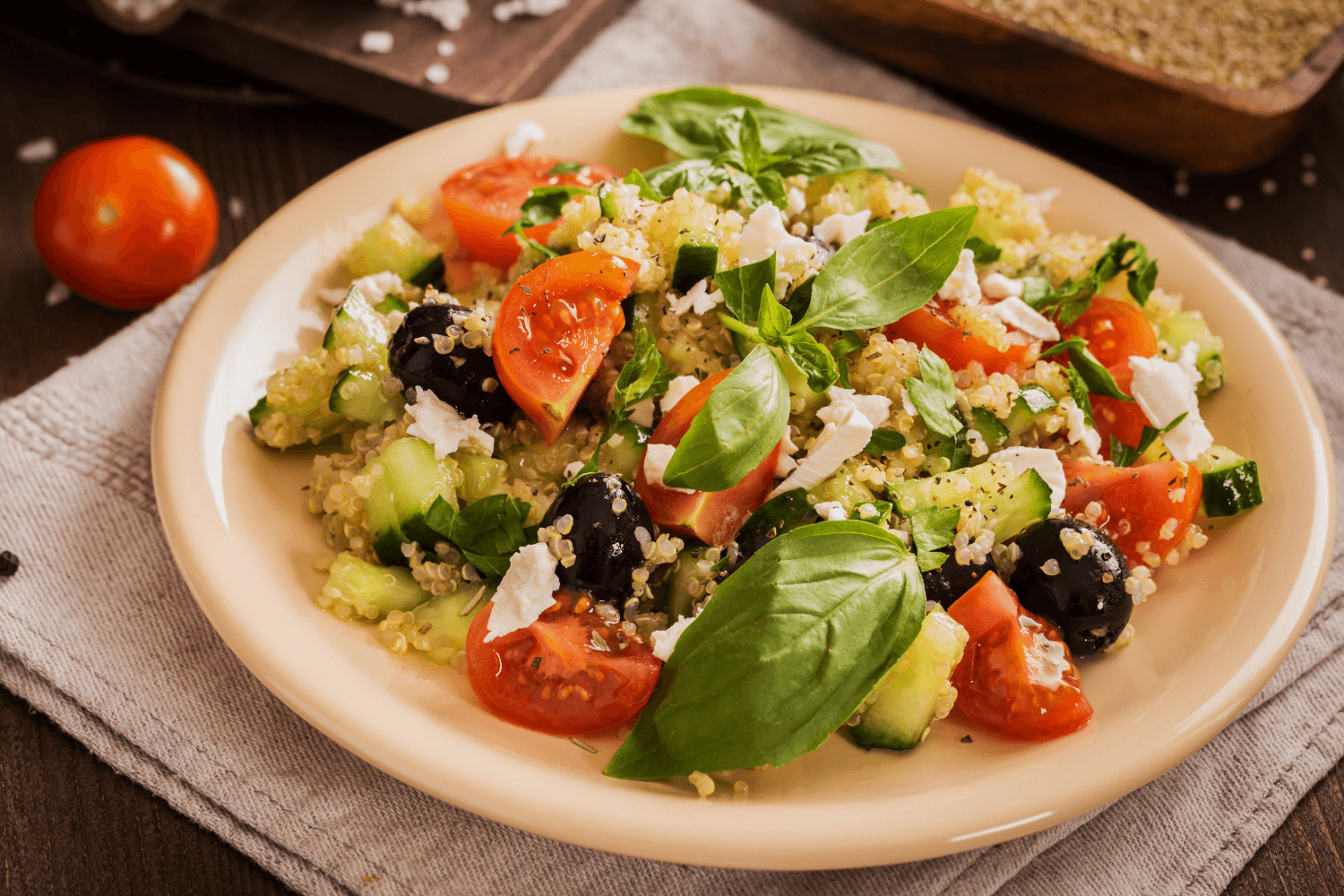 Středomořský salát z quinoy s čerstvou zeleninou