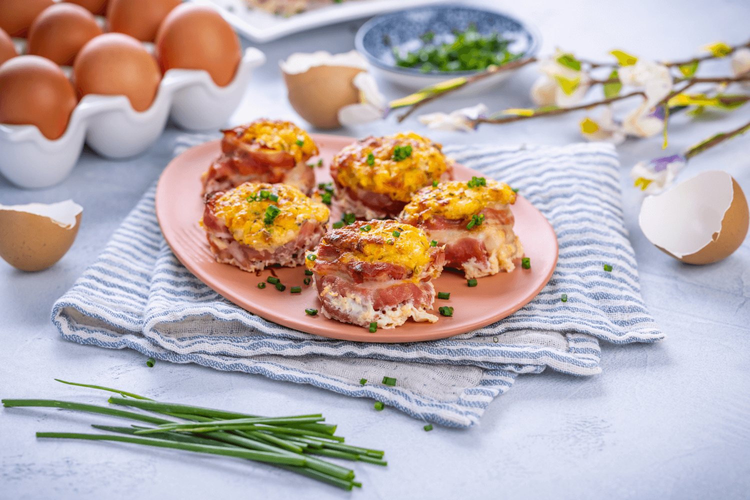 Vajíčkové muffiny s cheddarem ve slaninovém obalu