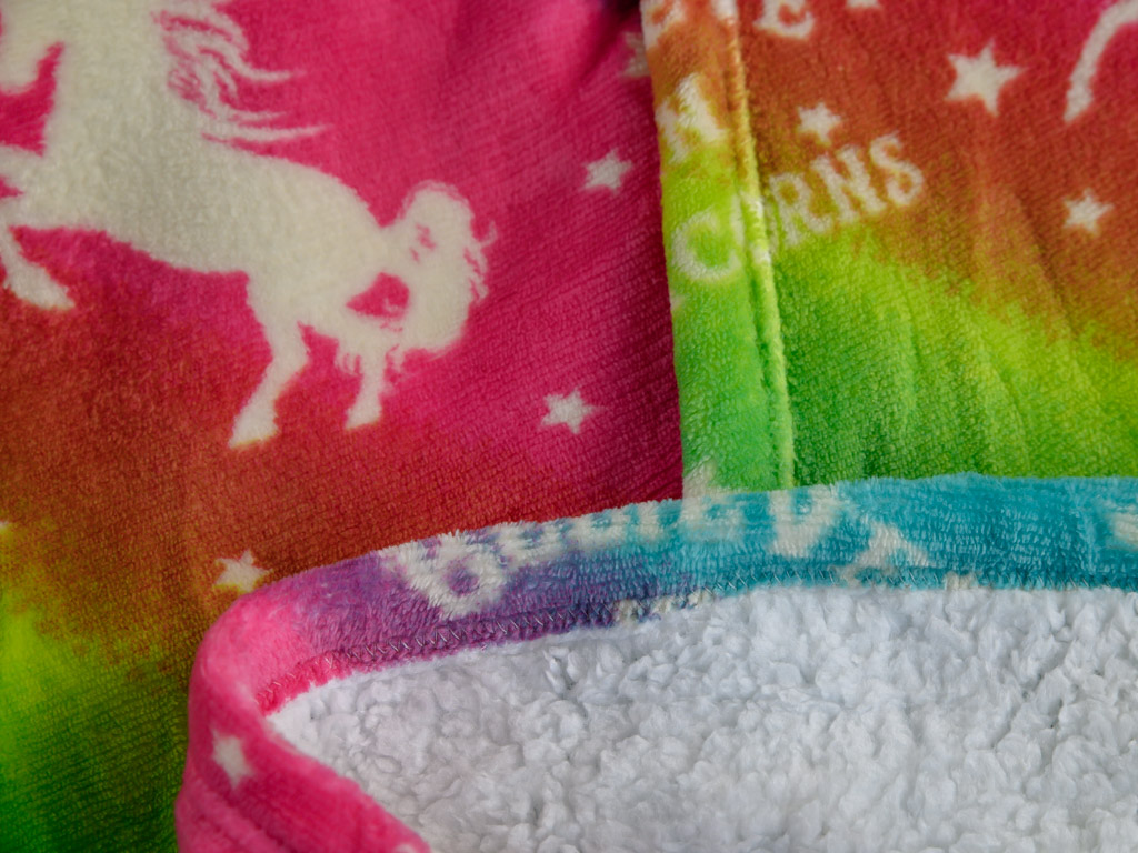 Beránková mikinová deka s rukávy a kapucí ALICORN barevná (obrázek 6)