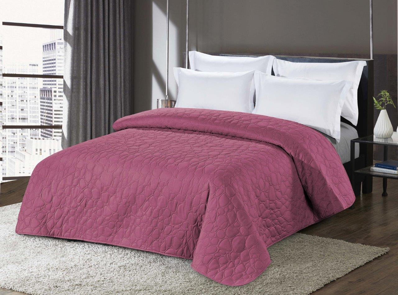 Tmavě růžový přehoz na postel se vzorem STONE Rozměr: 220 x 240 cm