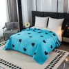 Moderní modrý přehoz na postel CORAZON s černými srdíčky