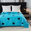 Elegantní přehoz na postel CORAZON modrý s motivem srdcí