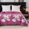 Pohodlný fialový přehoz na postel se vzorem jednorožce