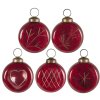 Tradiční skleněné vánoční ozdoby v červené barvě