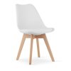 Moderní jídelní židle v bílém provedení s přírodními bukovými nohami, ideální do jídelny nebo kuchyně, elegantní a pohodlná
