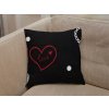 Černý povlak na polštář DEAMON 40x50 cm s romantickým nápisem "love" a srdcem