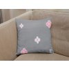 Šedý povlak na polštář KACEY 40x50 cm s jemným květinovým vzorem a srdíčky