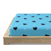 Modré prostěradlo CORAZON 90x200 cm s černými a bílými srdíčky