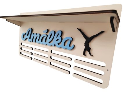 Věšák na medaile s poličkou a barevným jménem