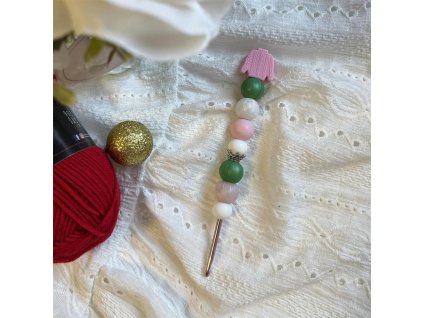 Růžový svetřík háček se silikonovými korálky vyrobenolaskou.cz