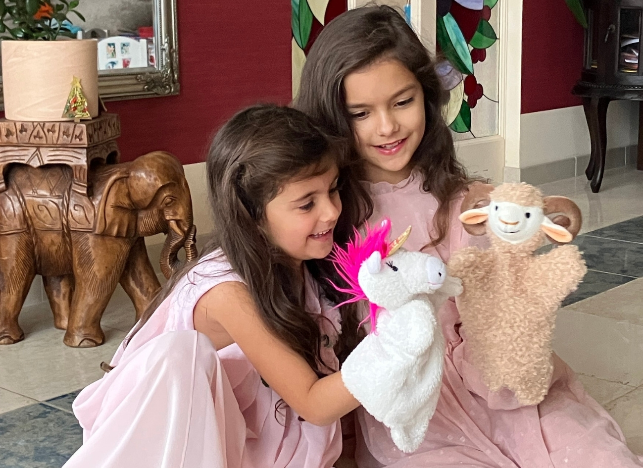 Jak hrát loutkové nebo maňáskové divadlo s dětmi?