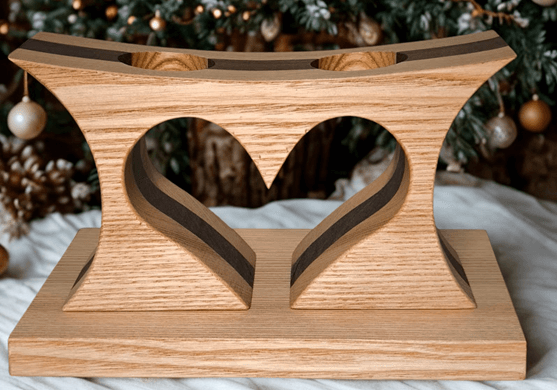 Ručne vyrobený nízky svietnik zo svetlého orecha – drevená dekorácia