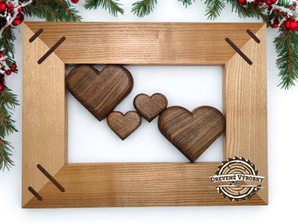 Obraz Rodinná radosť – ručne vyrobený drevený obraz s orechovými srdiečkami