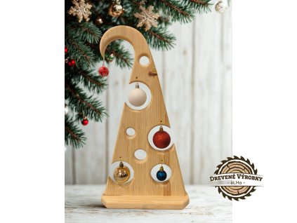 Škriatkov vianočný stromček zo smrekového dreva s farebnými ozdobami – ručne vyrábaná drevená vianočná dekorácia eLHa Dobšiná