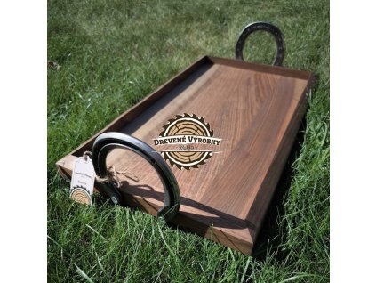 Drevená tácka s kovovými úchytkami z podkov – ručná výroba, orechové drevo, prírodný olej, rozmer 530×310×40 mm, hmotnosť 2,6 kg.