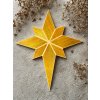 Farebná Betlehemská hviezda – žltá ručne robená vianočná dekorácia zo smrekového dreva