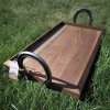 Drevená tácka s kovovými úchytkami z podkov – ručná výroba, orechové drevo, prírodný olej, rozmer 530×310×40 mm, hmotnosť 2,6 kg.