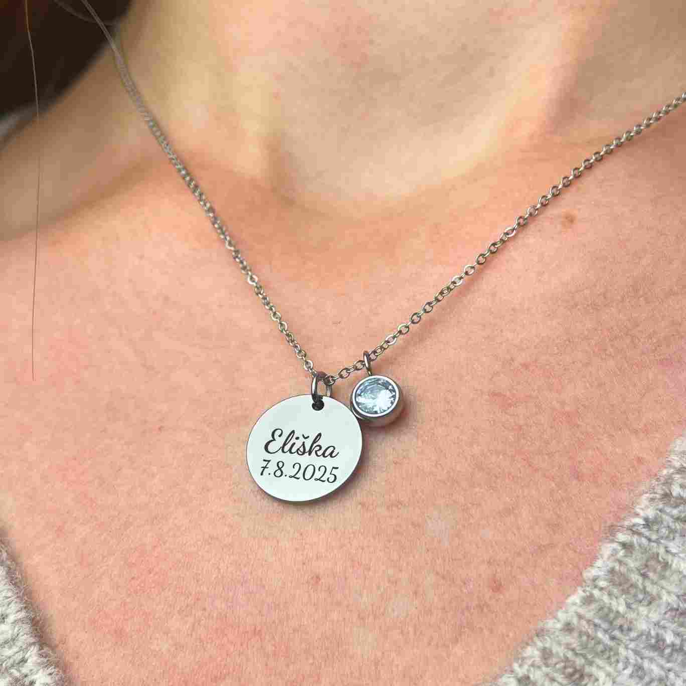 Náhrdelník se zirkonem na krku