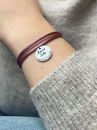 ✨ Navrhni si náramek podle vlastních představ - vyber si motiv, barvu šňůrku a zadej text ✨ 🤍 Dárek, který má hodnotu 🤍...