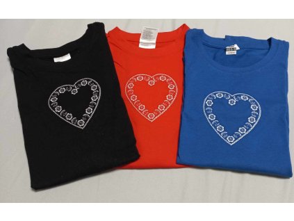 bílé srdce uprostřed trička