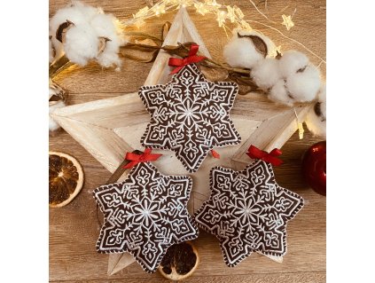 Vyšívané vánoční ozdoby ve tvaru perníčků.Hnědé vyšívané vánoční perníčky.Ozdoba na stromeček nebo dekorace.