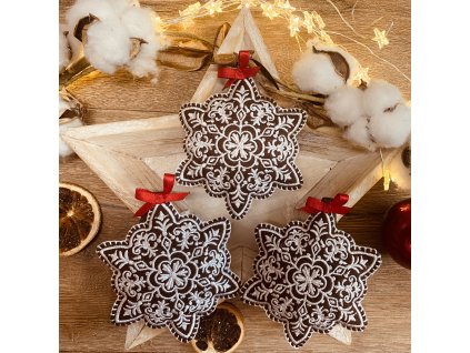 Vyšívané vánoční ozdoby ve tvaru perníčků.Hnědé vyšívané vánoční perníčky.Ozdoba na stromeček nebo dekorace.