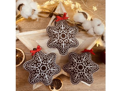 Vyšívané vánoční ozdoby ve tvaru perníčků.Hnědé vyšívané vánoční perníčky.Ozdoba na stromeček nebo dekorace.