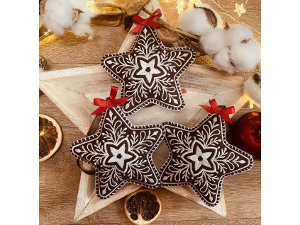 Vyšívané vánoční ozdoby ve tvaru perníčků.Hnědé vyšívané vánoční perníčky.Ozdoba na stromeček nebo dekorace.