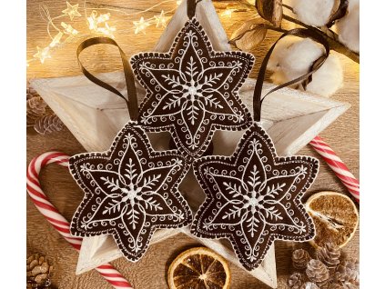 Vyšívané vánoční ozdoby ve tvaru perníčků.Hnědé vyšívané vánoční perníčky.Ozdoba na stromeček nebo dekorace.