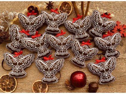 Vyšívané vánoční ozdoby ve tvaru perníčků.Hnědé vyšívané vánoční perníčky.Ozdoba na stromeček nebo dekorace.