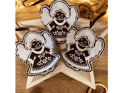 Vyšívané vánoční ozdoby ve tvaru perníčků.Hnědé vyšívané vánoční perníčky.Ozdoba na stromeček nebo dekorace.