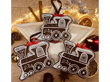 Vyšívané vánoční ozdoby ve tvaru perníčků.Hnědé vyšívané vánoční perníčky.Ozdoba na stromeček, vánoční dekorace