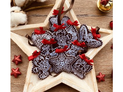 Vyšívané vánoční ozdoby ve tvaru perníčků.Hnědé vyšívané vánoční perníčky.Ozdoba na stromeček nebo dekorace.