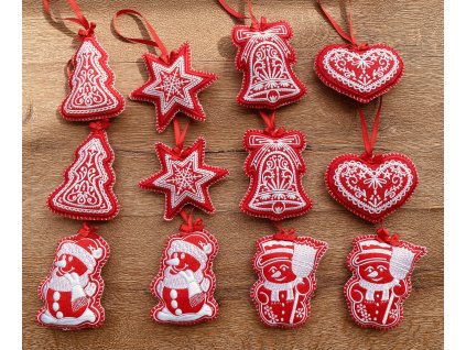 Vyšívané vánoční ozdoby ve tvaru perníčků.Červené vyšívané vánoční perníčky.Červená ozdoba na stromeček ,vánoční dekorace.