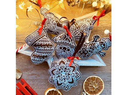 Vyšívané vánoční ozdoby ve tvaru perníčků.Hnědé vyšívané vánoční perníčky.Ozdoba na stromeček,vánoční dekorace.