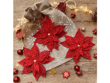 Vyšívané vánoční krajkové ozdoby hvězdy.Červené vyšívané ozdoba jako ozdoba na stromeček, dekorace nebo vánoční dárek.