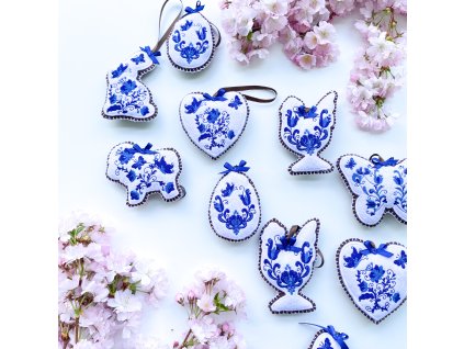 Vyšívané vánoční ozdoby ve tvaru perníčků.Hnědé vyšívané vánoční perníčky.Ozdoba na stromeček nebo