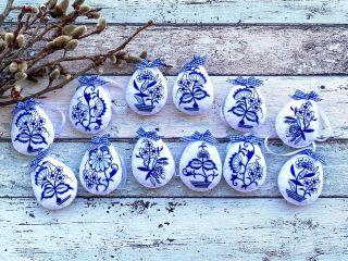 🐣 Velikonoce v duchu tradice Vyšívaná velikonoční vajíčka s modrobílým cibulákovým vzorem – jemná jarní dekorace na...