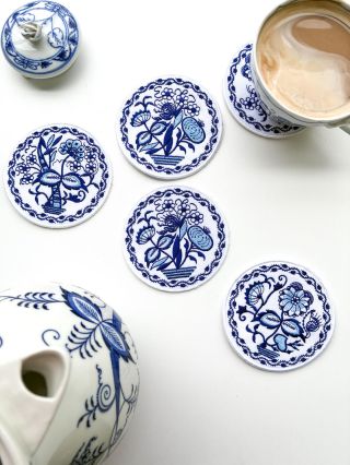 ☕💙 Vyšívané podkafíčka s cibulákovým vzorem 💙☕ Láska k tradici, modrobílé kráse a poctivé práci. Tyto vyšívané podkafíčka...