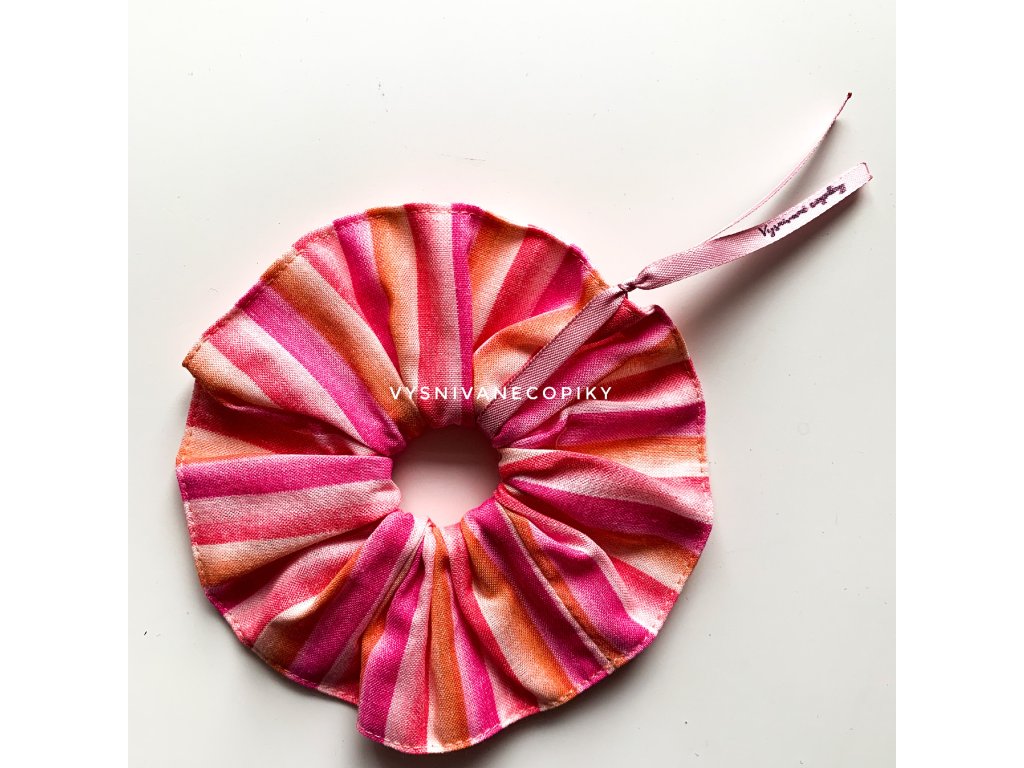 Rubber_band_scrunchie_for_hair_gumička_scrunchie_do_vlasov_látkovaná_pink_ružová_vysnivanecopiky