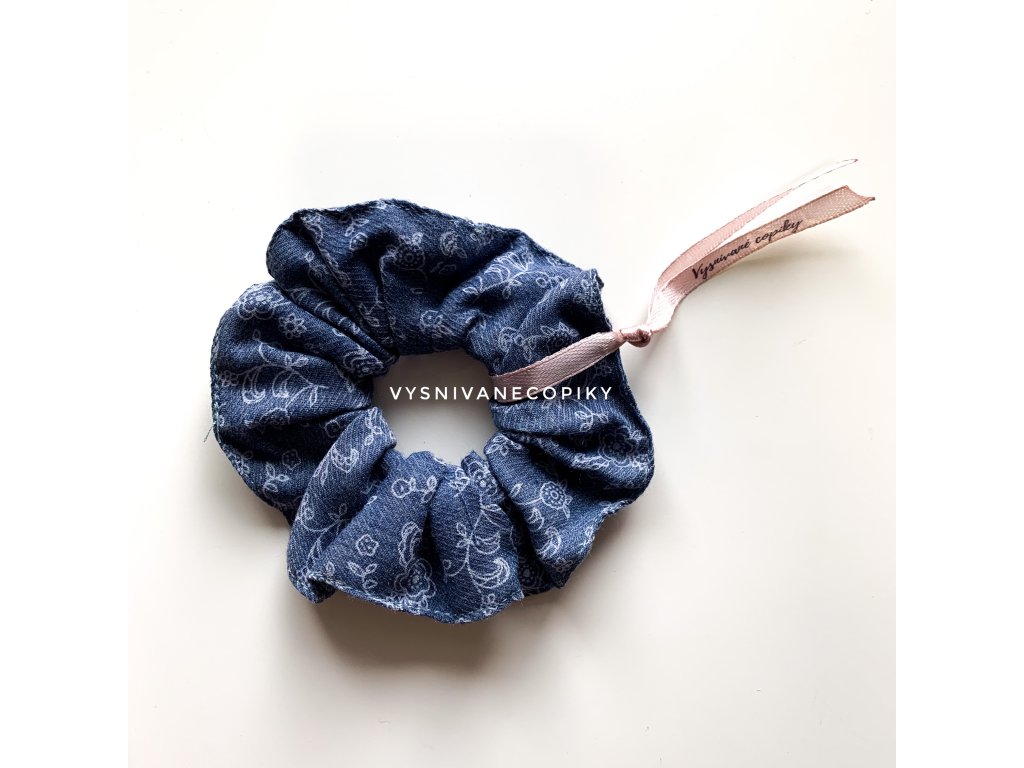 Rubber_band_scrunchie_for_hair_gumička_scrunchie_do_vlasov_látkovaná_blue_modra_vysnivanecopiky